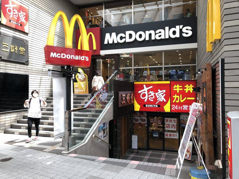 一位剛到日本的美國人想到麥當勞用餐，但卻因為鄰近sukiya招牌太像的關係，走進了錯的店家。圖擷取自twitter