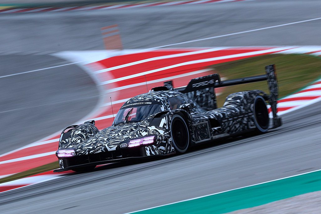 即將加入Porsche Penske Motorsport車隊的全新LMDh原型車在西班牙大城巴塞隆納鄰近的加泰隆尼亞賽道完成國際賽道的首次測試。 圖／Porsche提供