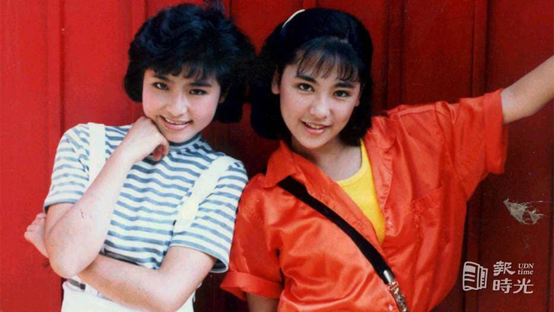 「城市少女」況明潔與黃雅珉，無論唱歌、拍片都在一起。日期：1987-07-24。攝影：郭東泰。來源：聯合報