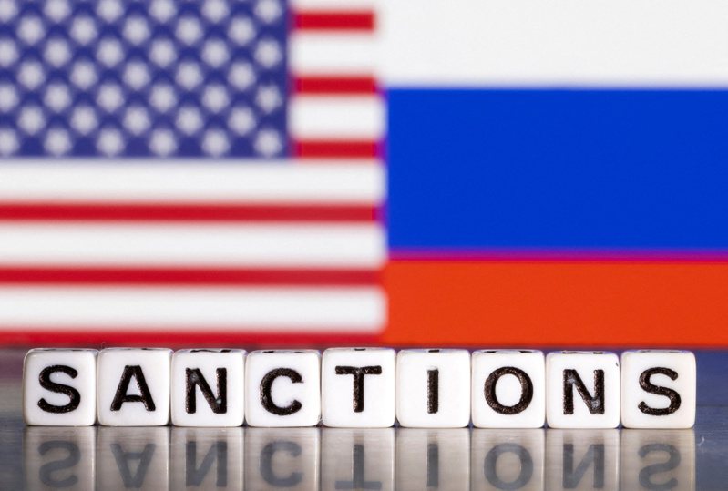 美國據說對俄羅斯祭出新一波懲罰措施，包括禁止本國會計和顧問公司與俄羅斯合作，和首次將俄國天然氣工業銀行列入制裁對象。路透