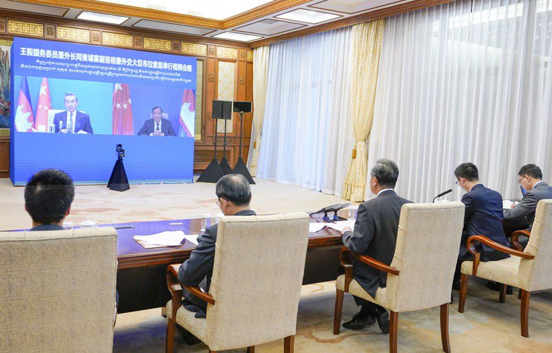 大陸國務委員兼外長王毅8日與柬埔寨副首相兼外交大臣布拉索昆舉行視頻會晤。（新華社）