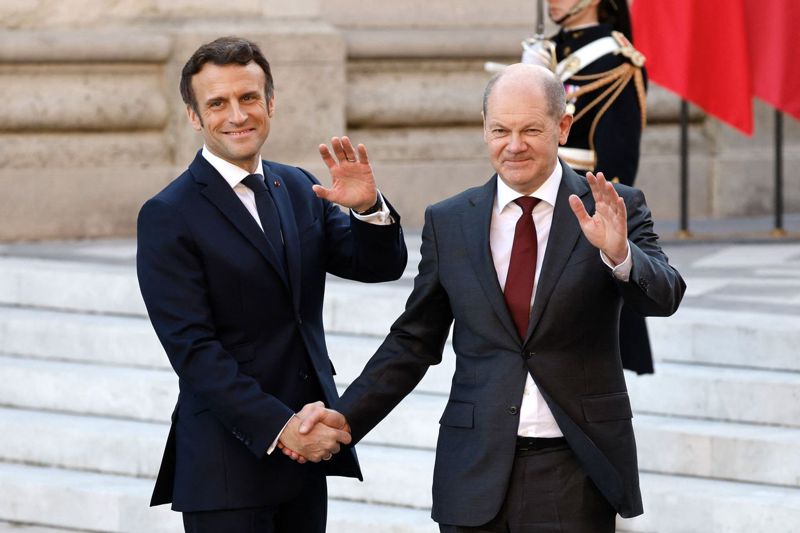 法國總統馬克宏（左）將於5月9日在柏林與史特拉斯堡慶祝歐洲和平與統一的「歐洲日」，他將提出他對歐盟的願景，讓歐盟邁向更統一、更強大的世界強權。圖為馬克宏3月10日歡迎德國總理蕭茲（右）訪問法國。法新社