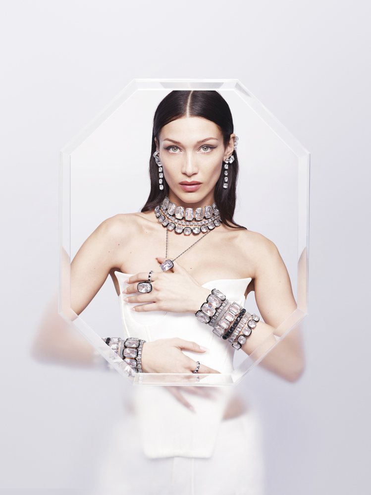 Swarovski攜手Bella Hadid演繹品牌全新形象大片6種造型之一「清新透明色：華麗Bella」。圖／施華洛世奇提供