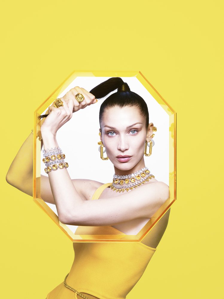 Swarovski攜手Bella Hadid演繹品牌全新形象大片6種造型之一「活力黃色：運動風Bella」。圖／施華洛世奇提供