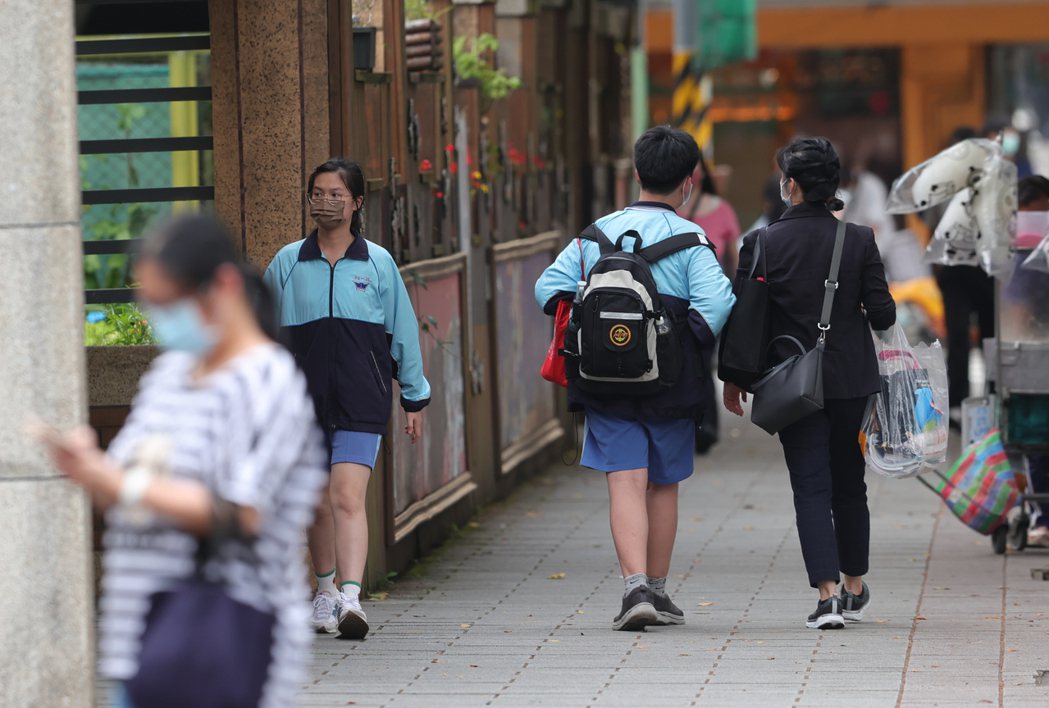 台北市有87校、高達98.9%參加進行九年級遠距教學演練。記者葉信菉／攝影