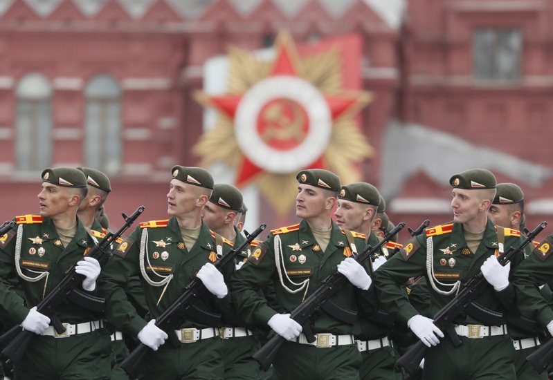俄国军人9日在莫斯科红场举行庆祝二战胜利77周年「胜利日」大阅兵。欧新社(photo:UDN)