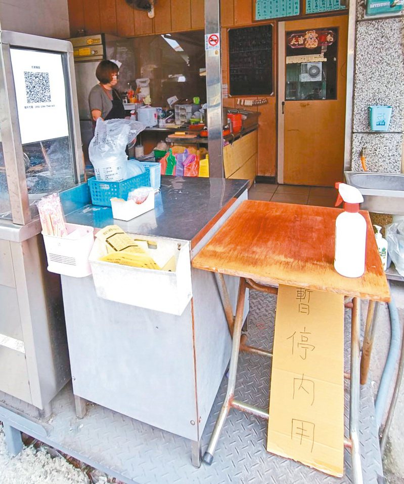 疫情嚴峻，台南山上區許多店家紛紛主動公告暫停內用，讓不少外食族感到不便。記者謝進盛／攝影