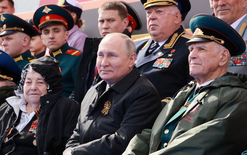 俄國總統普亭（中）九日參加慶祝二戰勝利的「勝利日」大閱兵。（路透）