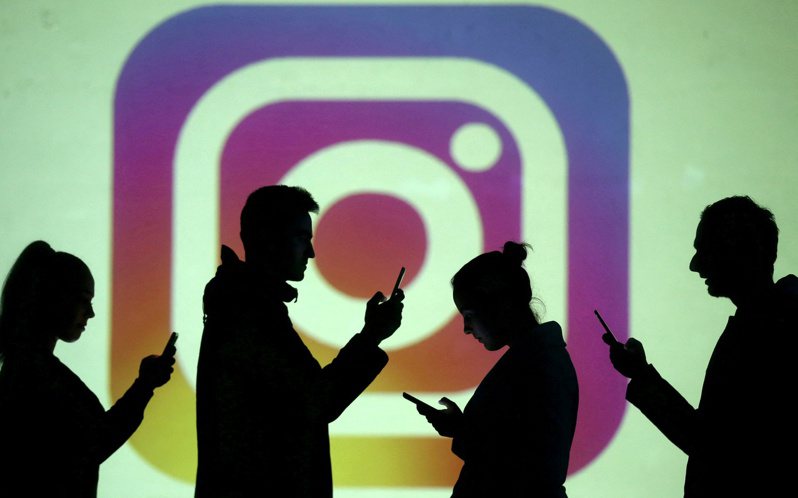 美國加州眾議會今天通過法案，允許家長為了社群媒體成癮的孩子控告Instagram、TikTok等平台。路透