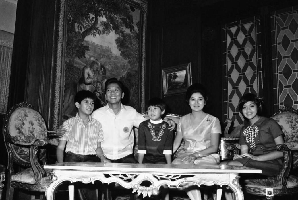 1969 年馬可仕一家合影，左邊為當時 12 歲的小馬可仕。 圖／美聯社 