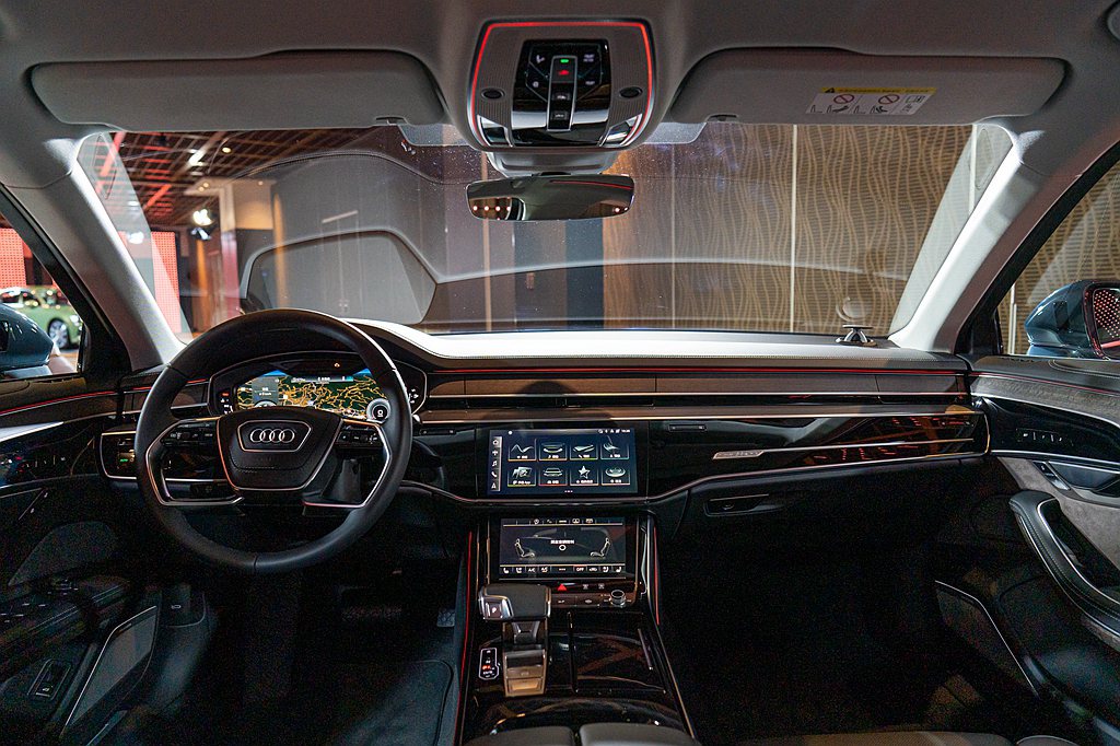 新Audi A8室內車艙搭載直覺化Audi全數位虛擬駕駛座艙，以及Bang & ...