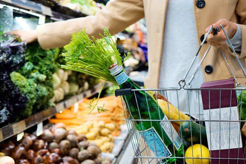 近年來環保意識興起，消費者在購物時也開始會關心商品是否對環境友善、標明低碳足跡等...