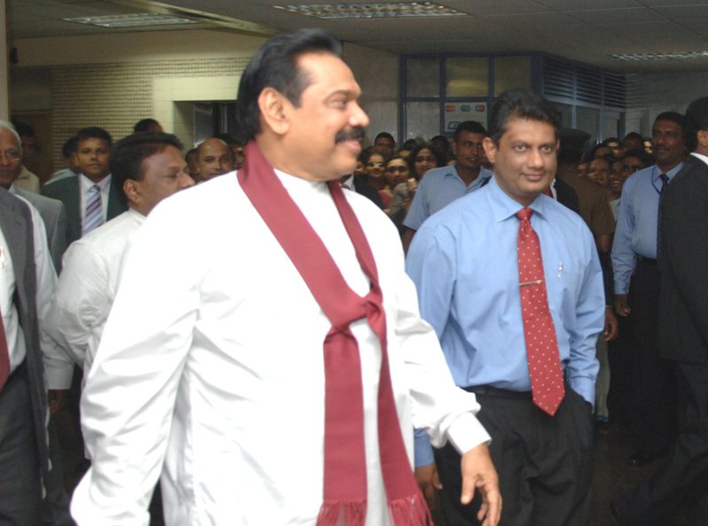 斯里蘭卡總理拉賈帕克薩（中）因無力處理國內通膨危機，9日黯然宣布請辭。（Photo on Wikimedia）