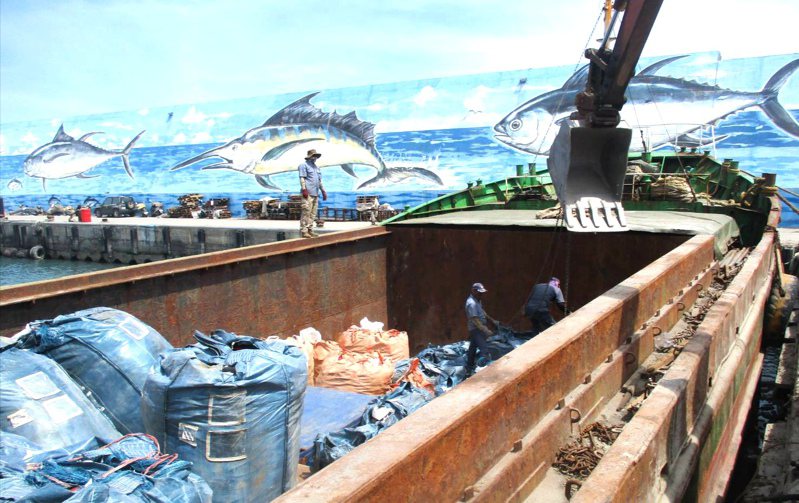 綠島垃圾必須透過船運，載回台灣本島焚燒（資料照片）。記者卜敏正／翻攝