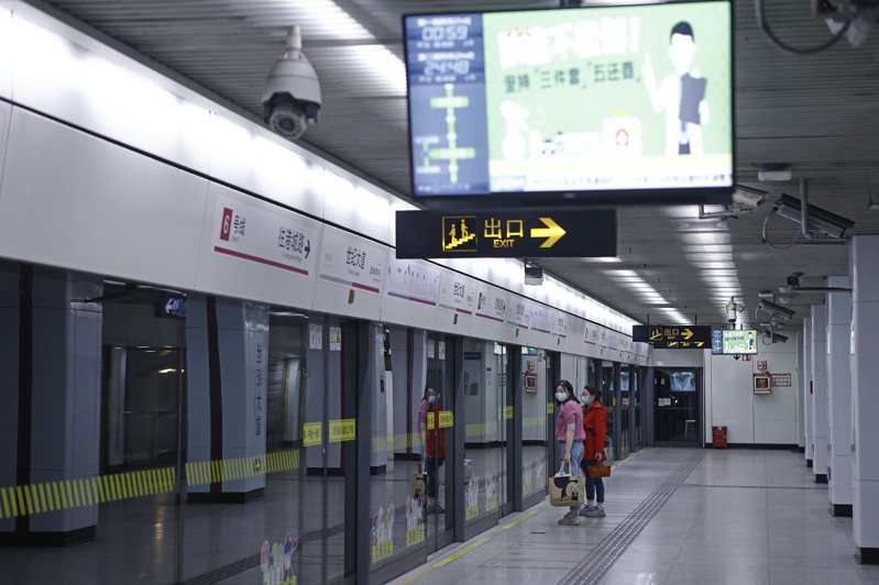 上海地鐵宣布全網停運，創下紀錄。圖為日前仍堅持營運的6號線。（中新社）