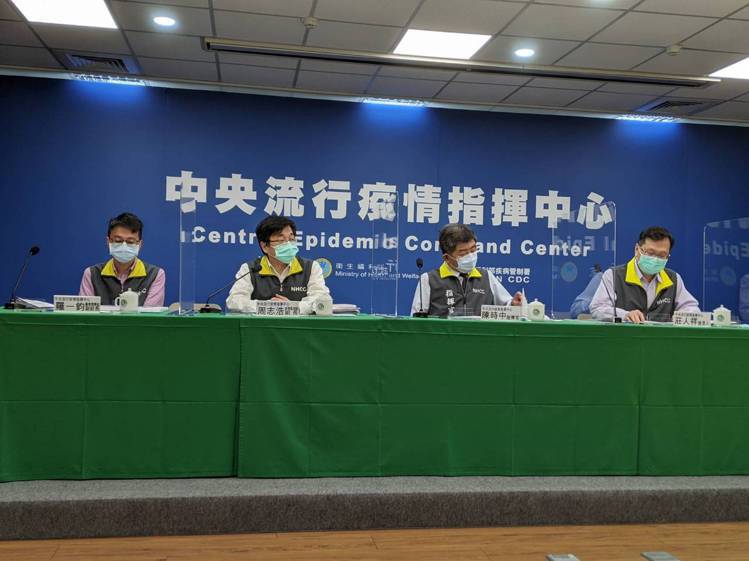 指揮中心上午視察台北醫院，下午二時召開記者會，左起為醫療應變組副組長羅一鈞、疫情...