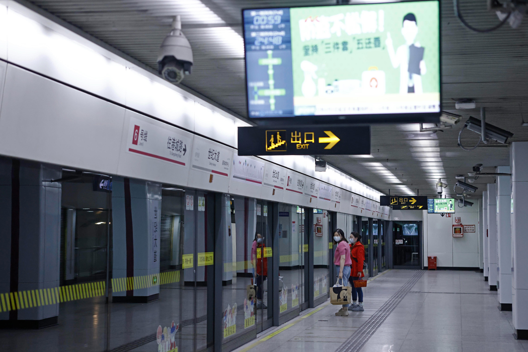 圖為上海市民日前在世紀大道站等待地鐵6號線列車，如今6號線也突然停駛。中新社