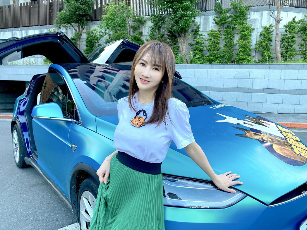 王宥忻把特斯拉愛車改裝成萌獸專車。圖／固力狗娛樂提供