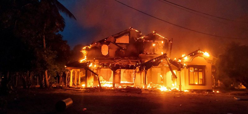 斯里蘭卡一名部會首長的宅邸9日晚間遭反政府示威者縱火。（路透）