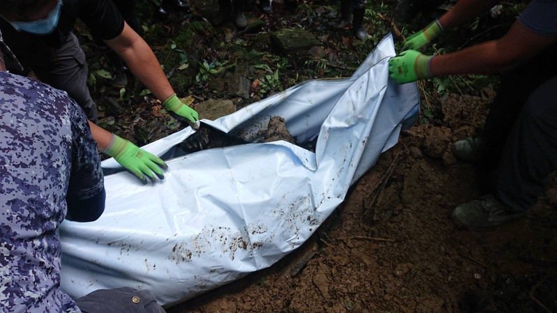 工作人員將東卯山黑熊遺體裝袋，運送至農委會家畜衛生試驗所解剖以鑑定死因。圖／林務局提供