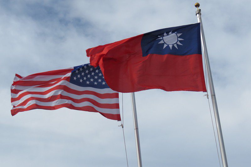 美國國務院更新網站上的美台關係現況描述，引起關注。圖為美國與中華民國國旗。 圖／聯合報系資料照片