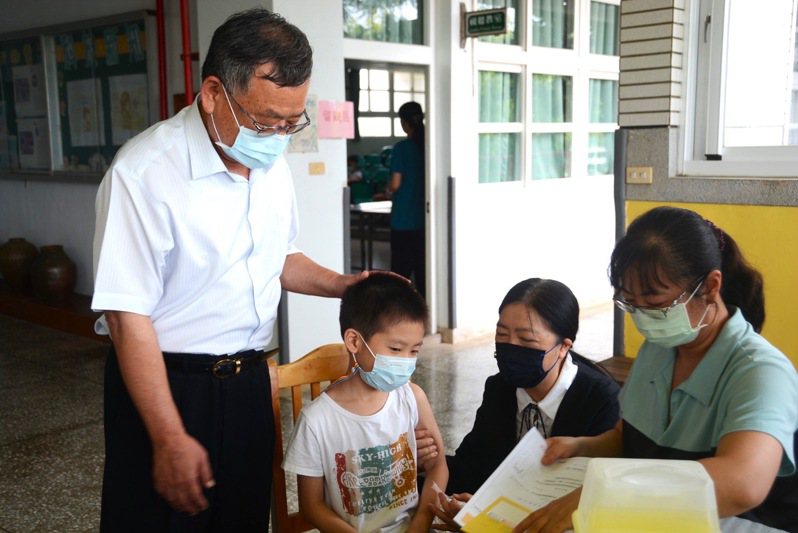 澎湖縣長賴峰偉今天下午到學校了解疫苗接種狀況。圖/澎湖縣政府提供