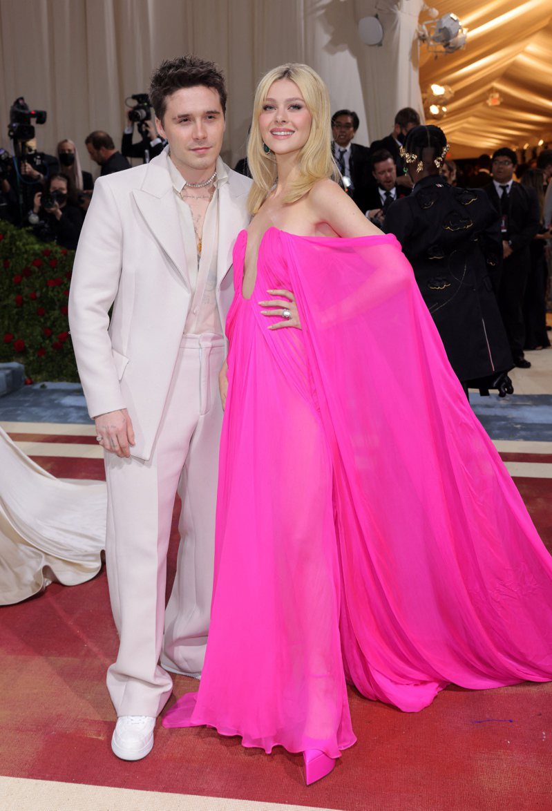 在剛落幕的Met Gala上，Nicola Peltz(右)穿上全粉紅的Valentino高訂，Brooklyn Beckham則是穿著透明襯衫。(路透)
