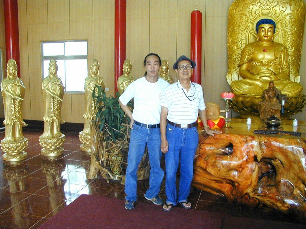 脫線和兒子陳嘉成2003年在佛寺合影。 圖／聯合報系資料照片