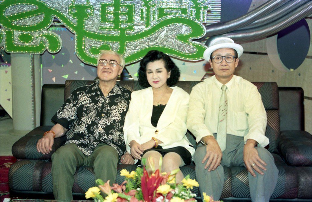 1992年，台視「歡樂急轉彎」找來矮仔財生前好友戽斗（左起）、金玫、脫線上節目追憶這位「台灣勞萊」。 圖／聯合報系資料照片