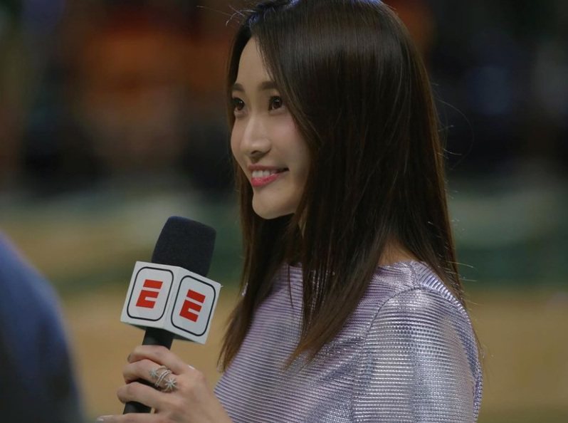 NBA季後賽場邊記者出現美麗的東方臉孔，網友搜出本人名叫孟超。 翻攝IG／chao__meng