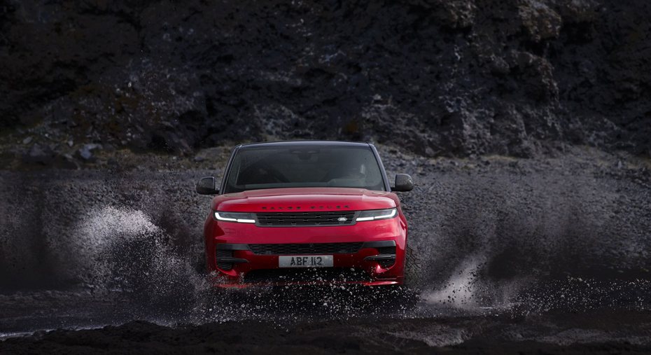 New Range Rover Sport 導入開創性的 MLA 架構與建構全方位的動態控制系統，達到 Range Rover Sport 車型至今最高水準的運動表現。 圖／Land Rover提供