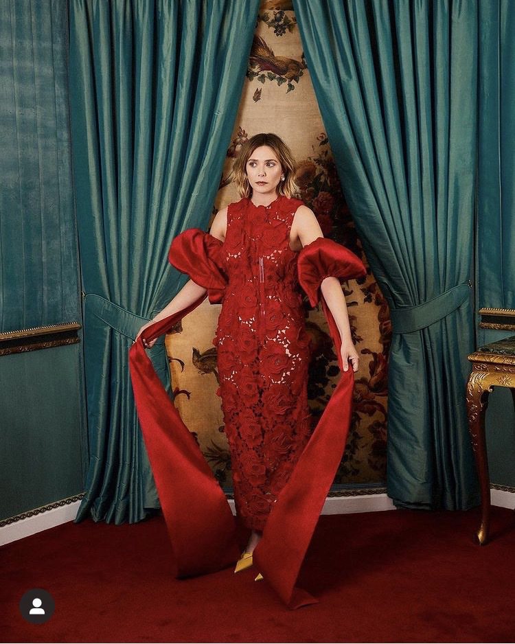 伊莉莎白歐森配戴卡地亞珠寶拍攝「Harper’s Bazaar」英國版封面故事。...