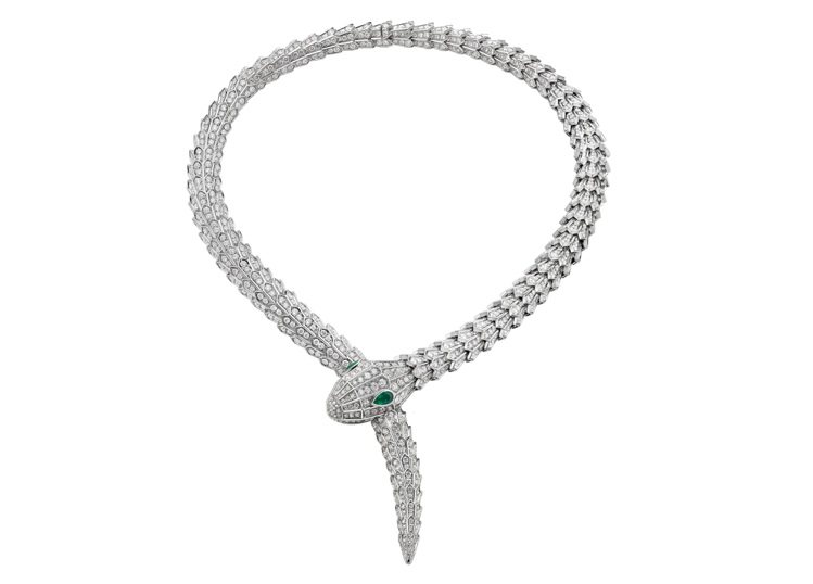 BVLGARI Serpenti系列頂級白K金鑽石項鍊，蛇眼鑲嵌梨形切割祖母綠(總重約0.73克拉)與密鑲鑽石。圖／寶格麗提供
