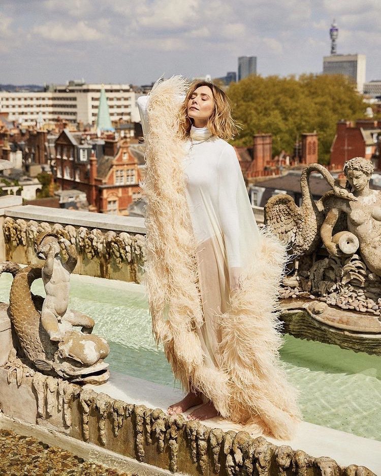 伊莉莎白歐森配戴Tiffany與海瑞溫斯頓珠寶拍攝「Harper’s Bazaar」英國版封面故事。圖／摘自IG ＠bazaaruk