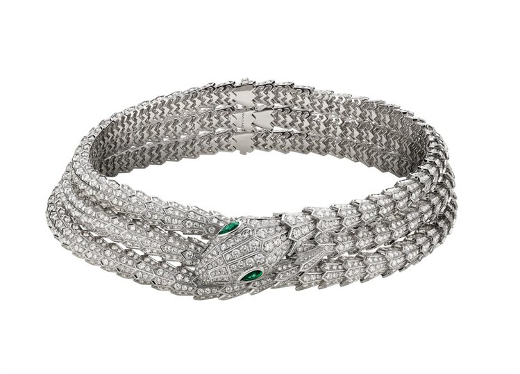 BVLGARI Serpenti系列頂級白K金鑽石頸鍊，蛇眼鑲嵌2顆梨形切割祖母綠(總重約0.97克拉)與密鑲鑽石。圖／寶格麗提供