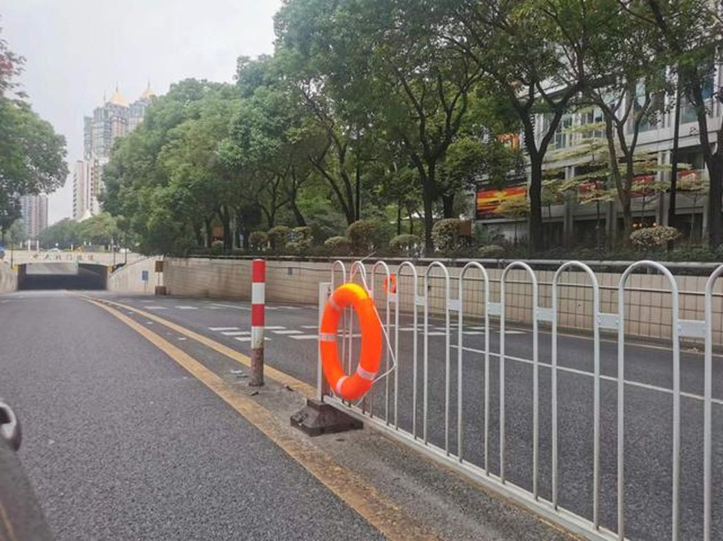 廣州海珠區水務部門在多條隧道出入口外，加掛了救生圈。廣州日報