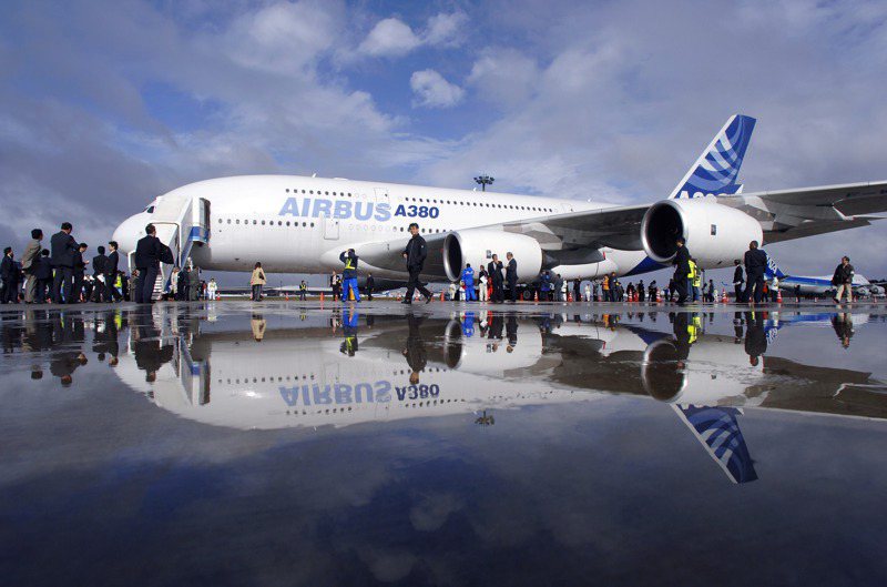 全球最大客機的A380在2007年6月8日來台展示，邀請150名貴賓上機試乘，不少航迷也前往桃機附近卡位，一睹巨無霸客機的真面目。圖／空中巴士提供