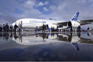 全球最大客機的A380在2007年6月8日來台展示，邀請150名貴賓上機試乘，不少航迷也前往桃機附近卡位，一睹巨無霸客機的真面目。圖／空中巴士提供