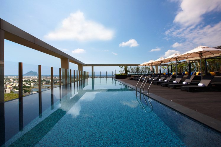礁溪晶泉丰旅擁有全台最美頂樓無邊際溫泉泳池。圖／礁溪晶泉丰旅提供