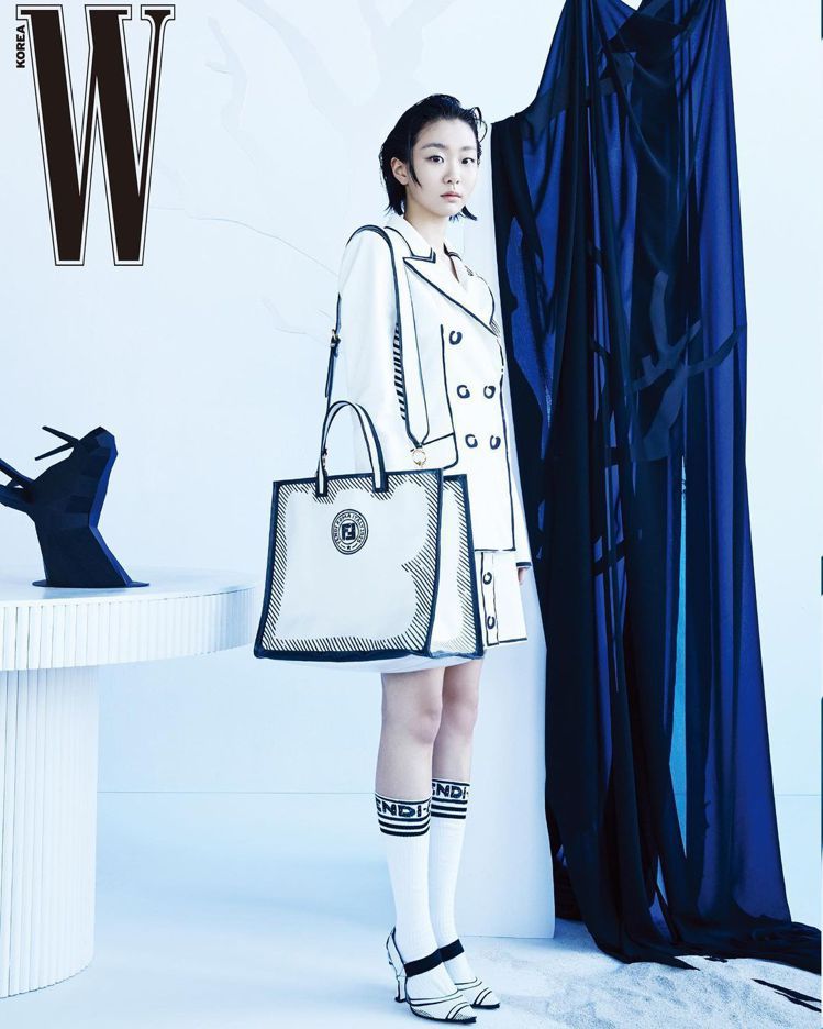 其實早在兩年前拍攝韓版W雜誌的時候，金多美就曾經穿上整身的FENDI入鏡，開啟雙...