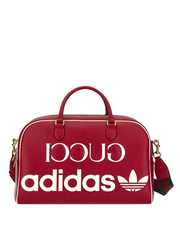 adidas x GUCCI 紅色GG緹花大號肩背旅行包，12萬1,300元。圖...