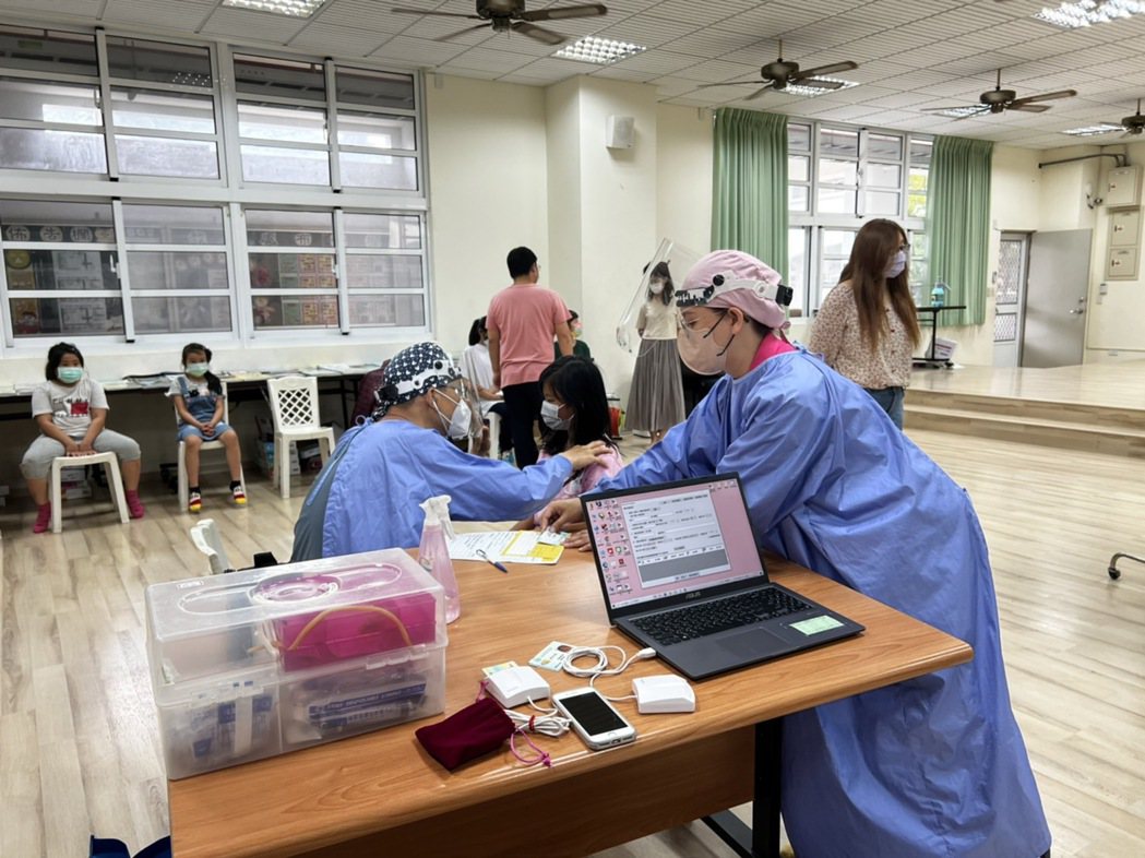 台中市國小學生今天開始接種疫苗，衛生局上午安排醫療院所到部分校園施打，過程順利。...