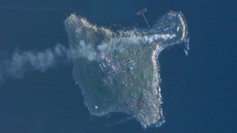 蛇島8日衛星影像，可見到據稱烏克蘭擊毀俄羅斯陣地所在建築與一架直升機後竄升的煙霧。美聯社 / Planet Labs PBC