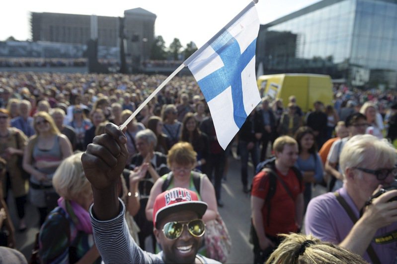 瑞典的中立是身分和意識形態問題，芬蘭的中立則是攸關國家存續。蘇聯解體後，芬蘭便向西方看齊，力圖擺脫蘇聯影響力。如今，多數芬蘭人說他們準備好加入北約。路透
