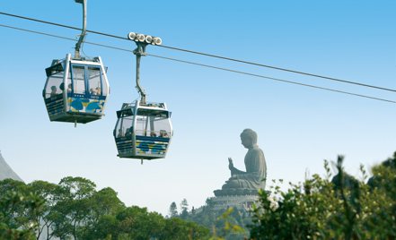 昂坪360纜車沿途可飽覽機場和港珠澳大橋。圖/香港旅遊局提供