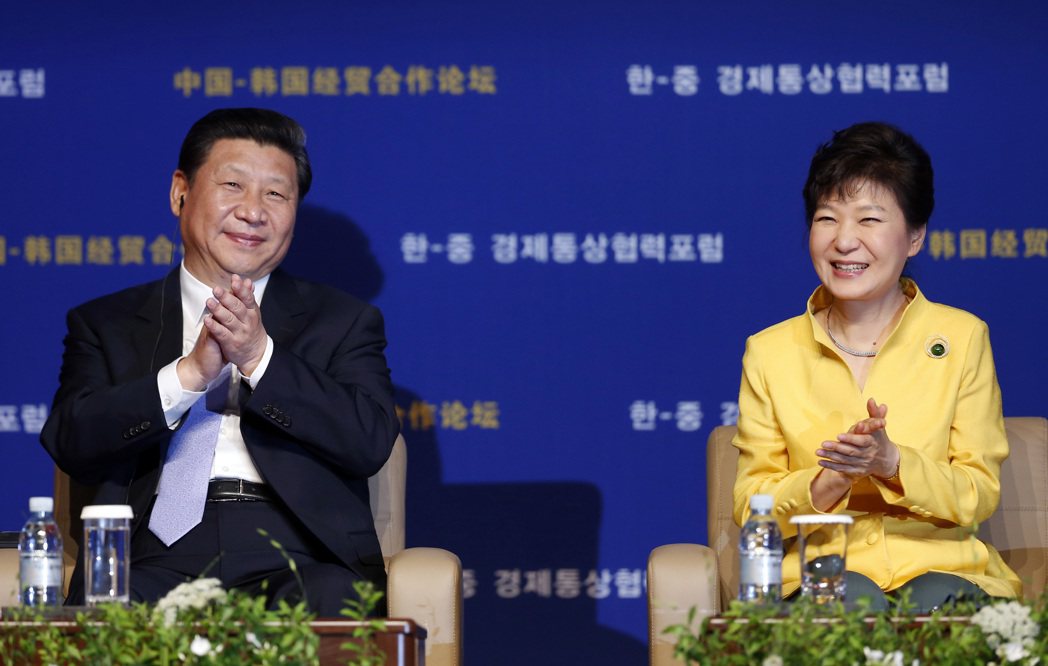 南韓媒體指出，大陸國家主席習近平（左）上一次訪問南韓是2014年，圖為他當時在首...