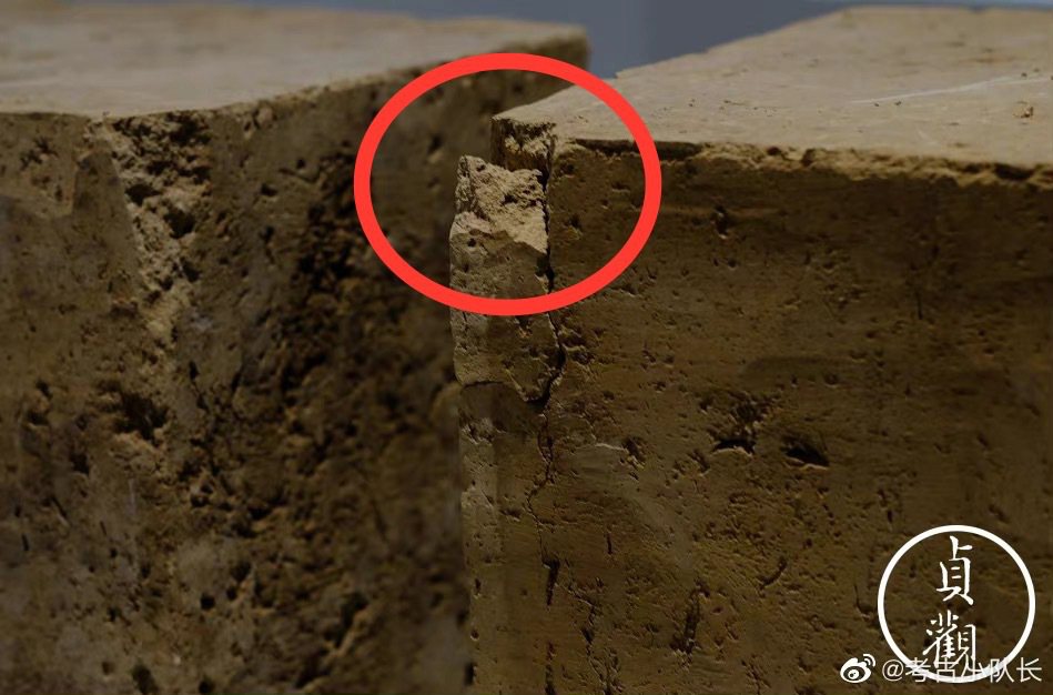 陝西考古博物館一樓展廳內陳列著一些切成立方體的土塊，這座土塊上已因遊客破壞出現明...