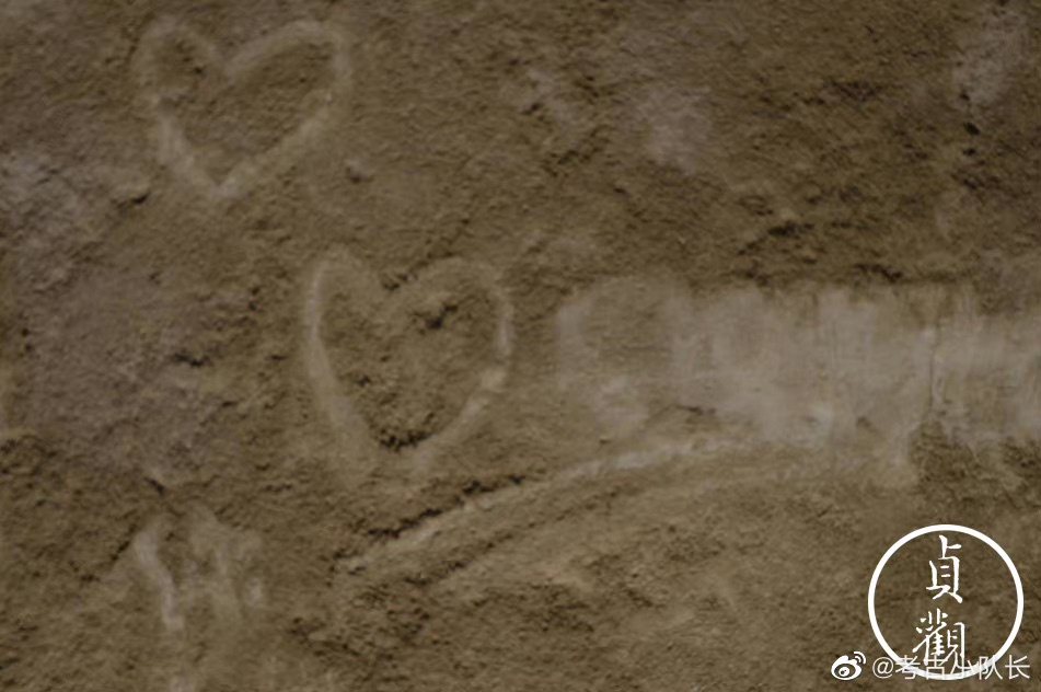 千年地裂噴砂遺跡也慘遭塗鴉，成為遊客的「告白牆」。（取自《考古小隊長》微博）