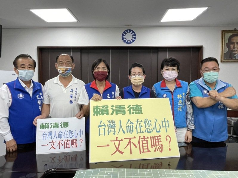 台南市議會國民黨團怒嗆賴清德為了選總統大做公關，送快篩劑給宏國。圖／國民黨團提供