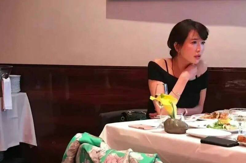 林志玲與日本放浪兄弟成員AKIRA在2019年結婚後，在今年初喜獲新成員，不過她似乎忙於當媽，幾乎沒有公開活動，近日卻有網友發出在用餐時巧遇林志玲的照片，狀態好到引起討論，只是這組照片其實是2018...